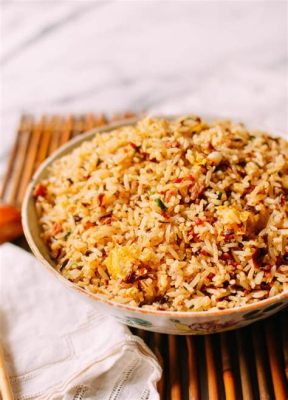  Jinhua Maojian Fried Rice: Un trionfo di sapori profondi e una consistenza irresistibilmente morbida!