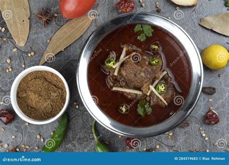  Nalli Nihari: Una Deliziosa Sinfonia di Carne Sfondata e Spezie Aromatiche che Ti Trasporterà in un Viaggio Sensoriale Unico!