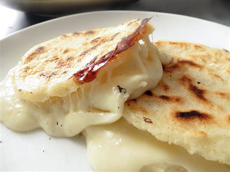  Arepas de Queso: Un must-try Colombian street food bursting with savory, cheesy goodness!