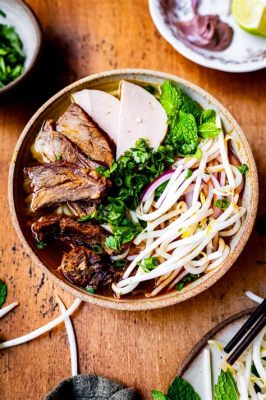  Bún Bò Huế: Un trionfo di sapori piccanti e profondi che danza sul palato!