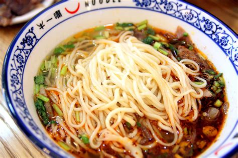  Gan Zhou Shi San Xiang Mian: La perfetta combinazione di spezie piccanti e una texture da slurpare!