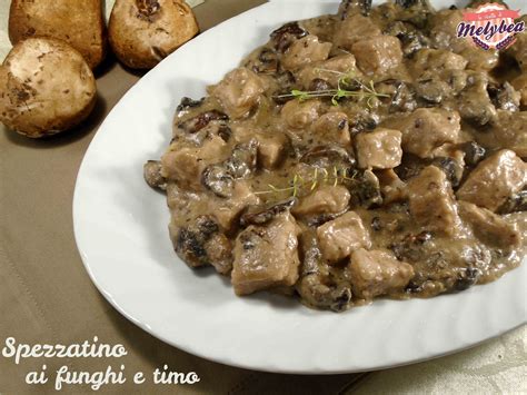  Lo Spezzatino di Carne con Funghi: Un'Esplosione di Sapori Piccanti e un Abbraccio di Tessiture Morbide!