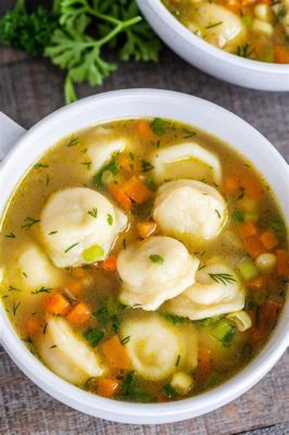  Pelmeni: Un delizioso connubio di pasta ripiena e brodo avvolgente!