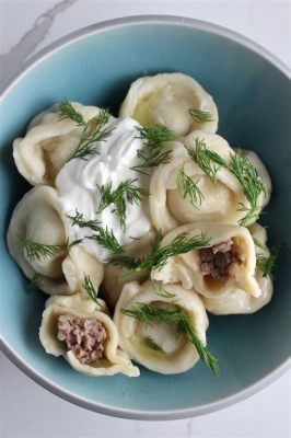  Pelmeni: Un trionfo di sapori piccanti e confortanti avvolti in un abbraccio di pasta!