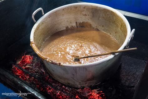  Sate Padang! Una esplosione di spezie e un bagno cremoso di latte di cocco.