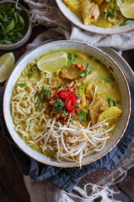 Soto Ayam! Un brodo avvolgente e speziato con carne di pollo tenera e verdure fresche