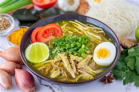   Soto Ayam: Un'esplosione di sapori piccanti e confortanti dal cuore di Yogyakarta!