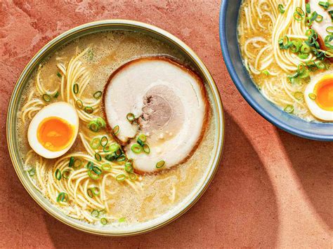  Tonkotsu Ramen: Un gioiello cremoso e aromatico che ti conquisterà con la sua intensità umami!