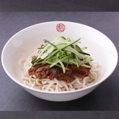  Zhajiang Mian: Un connubio esplosivo di sapori umami e una deliziosa danza di pasta e salsa!