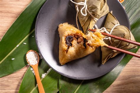  Zongzi Ripieni di Carne Maiale: Una Sinfonia di Sapori Salati e Textura Soffice!